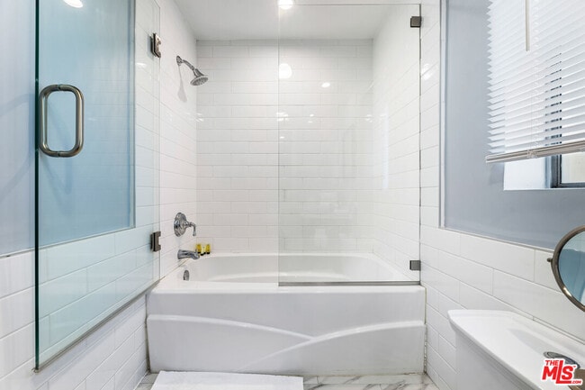 Building Photo - 5215 Balboa Blvd