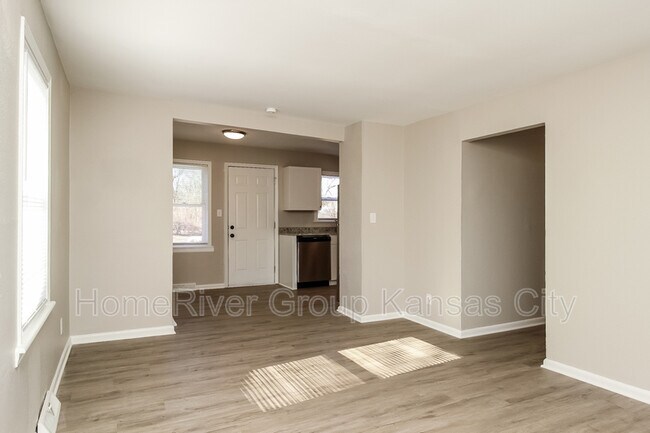 Building Photo - 14904 Bellaire Ave