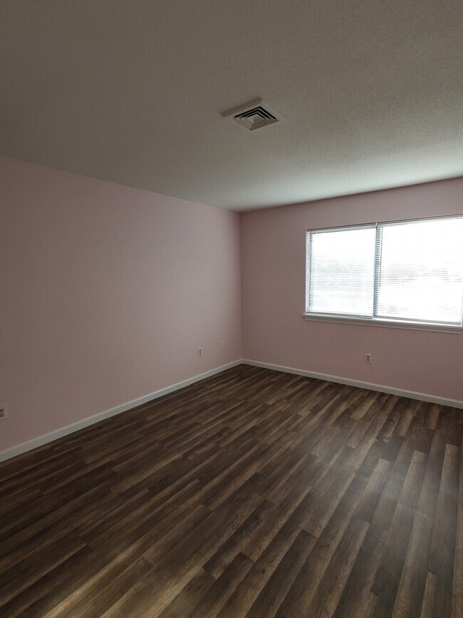 Foto del edificio - 403 Cypress Rd