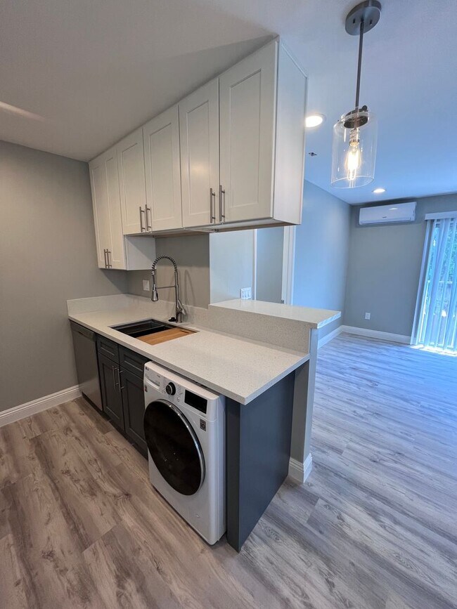 Building Photo - Beautifully Upgraded One Bedroom-One Bathr...