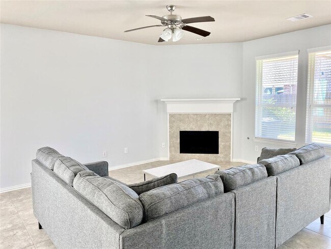 Foto del edificio - 6623 Hunters Way Ln