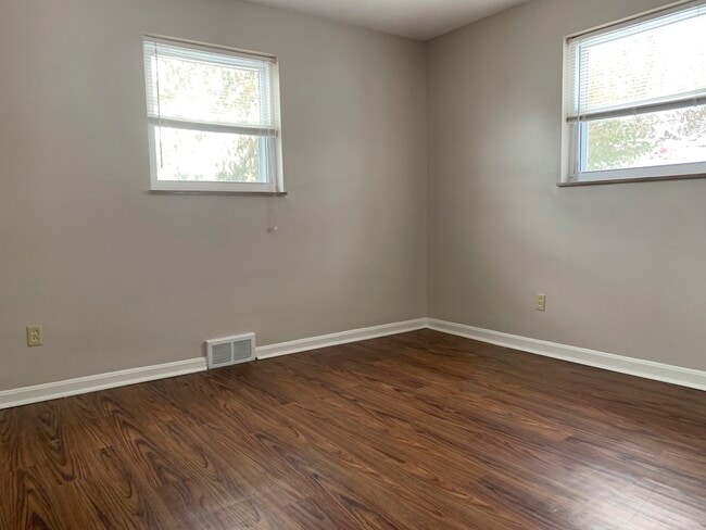Building Photo - 953 Covedale Ave