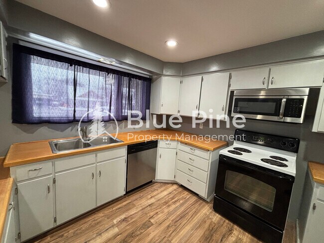 Foto del edificio - 320 W 1st S