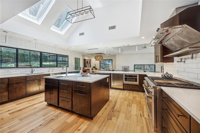 Building Photo - 3911 Dry Creek Dr