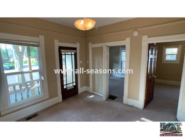 Building Photo - Centrally Located Downtown Two Bedroom Home