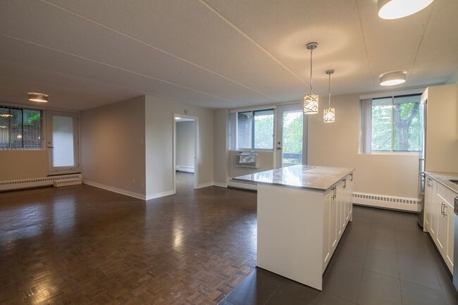 Building Photo - 4800 Maisonneuve Blvd W