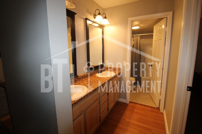 Building Photo - Fully Furnished One Bedroom Condo on Lake ...