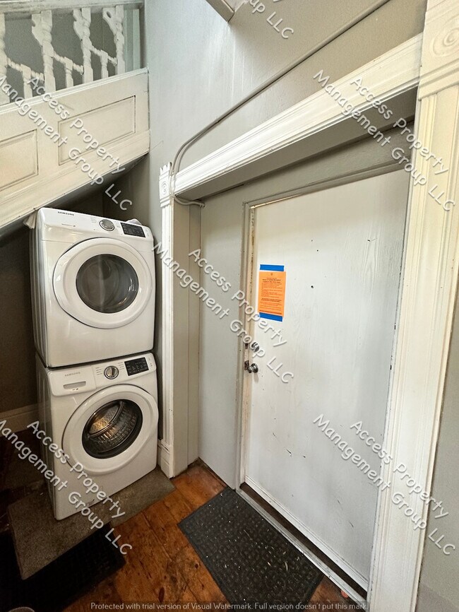 Foto del edificio - NW SIde Main Floor 2 Bedroom Free Laundry