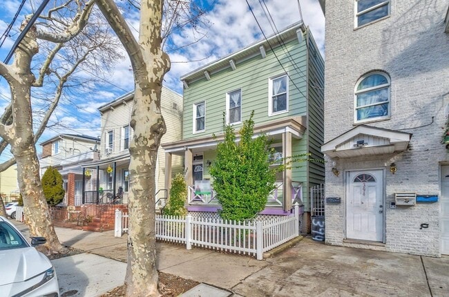 Photo - 396 Union St House