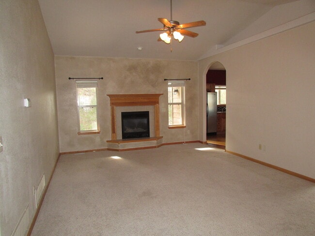 Building Photo - 3 BEDROOM | 3 BATH | DOUBLE CAR GARAGE | T...