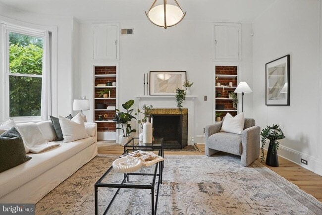 Building Photo - 136 R St NE