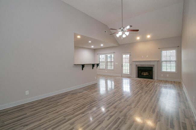 Building Photo - 1271 Eagle's View Dr