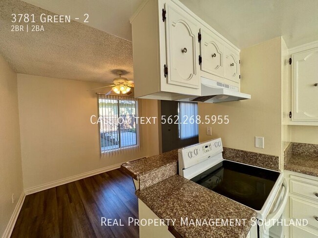 Building Photo - Beautifully Renovated 2 Bed / 2 Bath Apart...