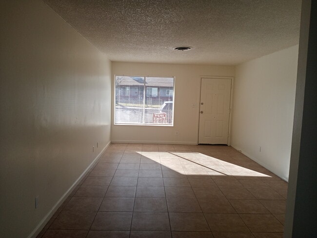 Building Photo - 213 Ash St