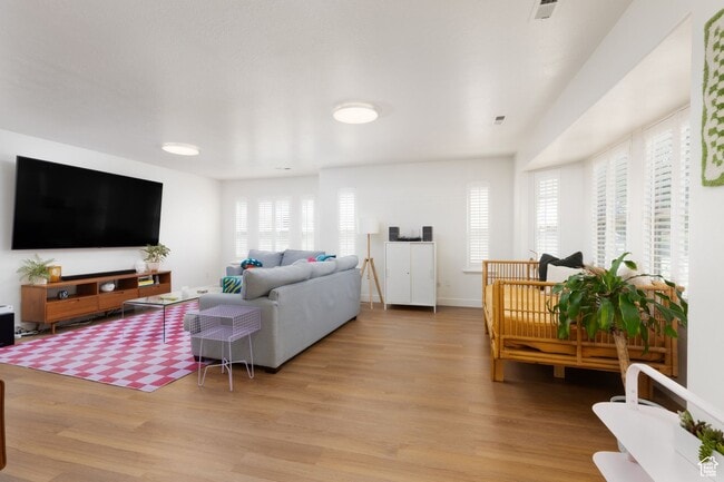 Building Photo - Springville Townhome