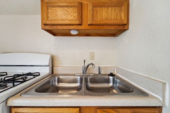Building Photo - 2 Bedroom/ 1 Bathroom unit in Multi Family...