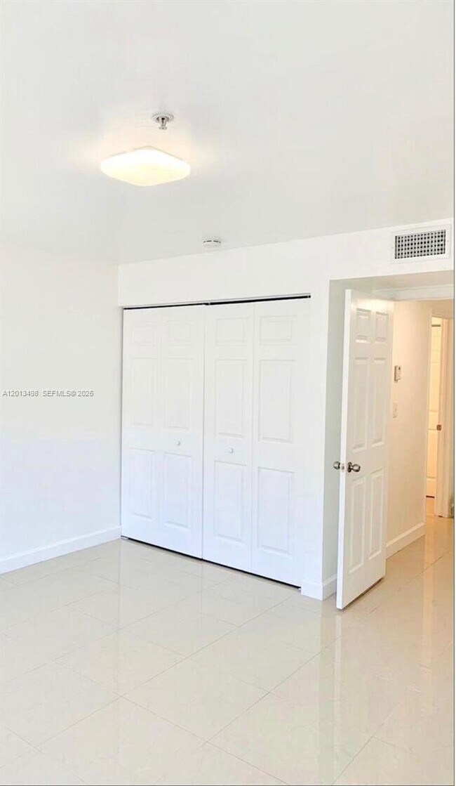 Foto del edificio - 2841 NE 185th St