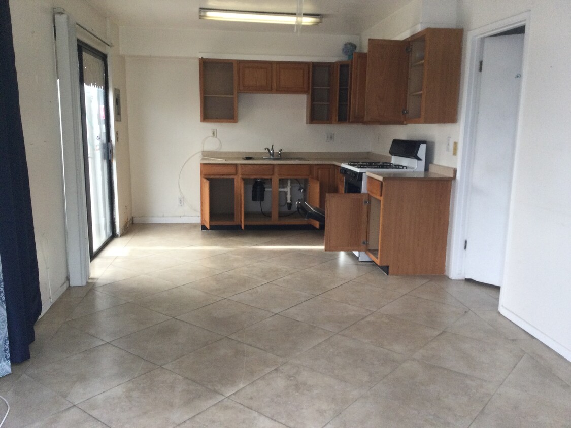 Living room and kitchen - 16266 Chicago Ave