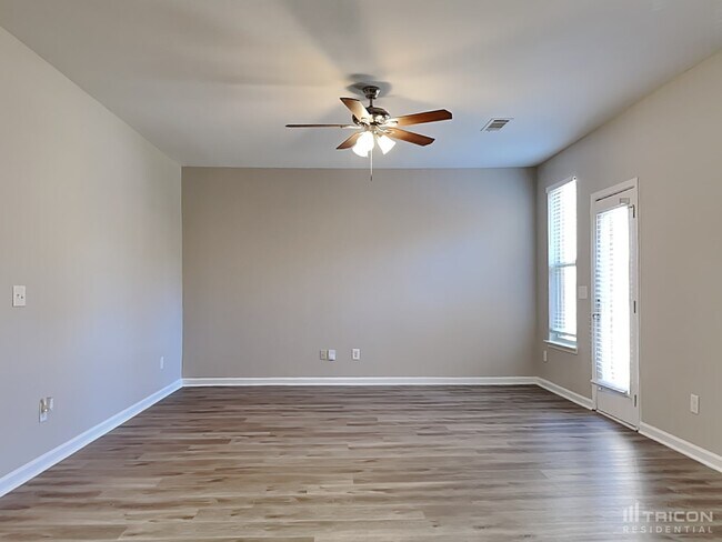 Foto del edificio - 528 Tulip Ln