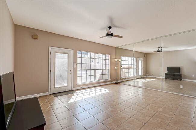 Foto del edificio - 2232 S Piney Point Rd
