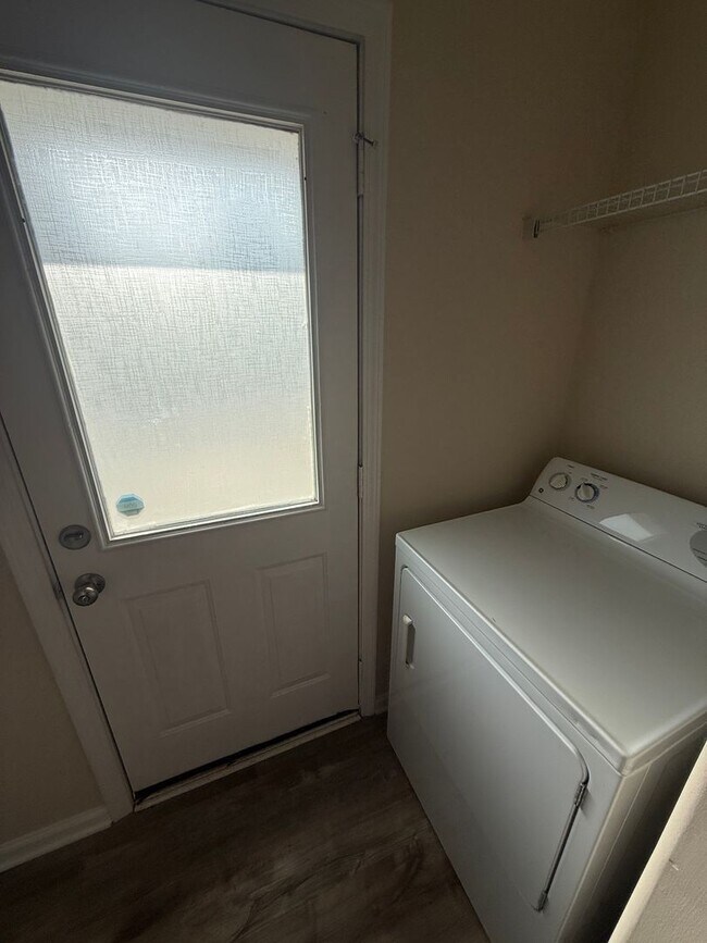 Foto del edificio - Discover Comfort and Convenience 3 BR/3 BA Home in Desirable Bridgewater Community!