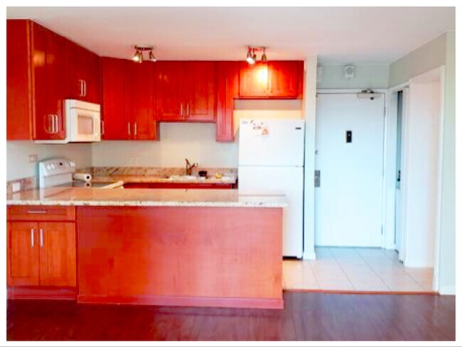 Building Photo - 2140 Kuhio Ave