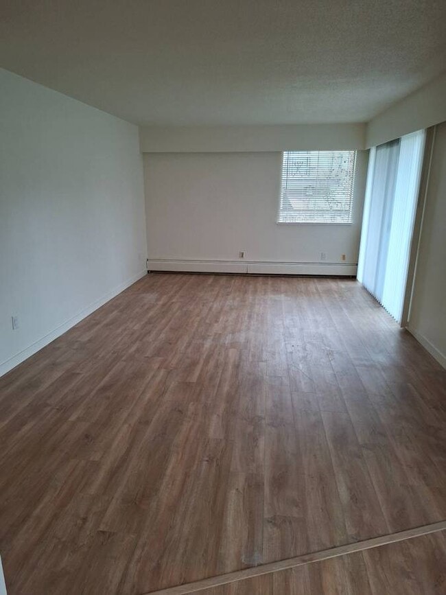 Photo du bâtiment - 1320 King Albert Ave