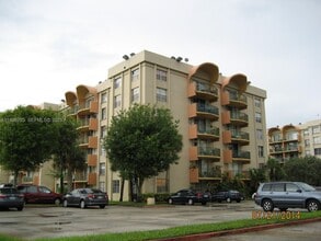 Building Photo - 9310 Fontainebleau Blvd