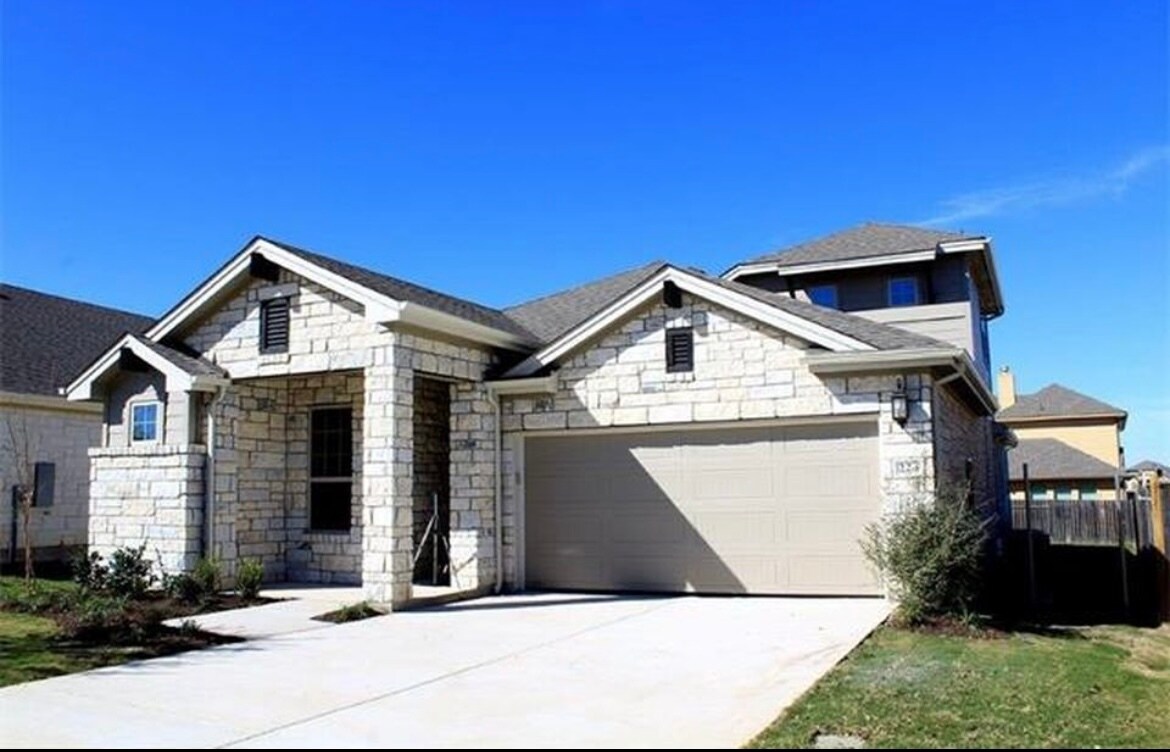 Primary Photo - 224 Cherokee Rose Cir