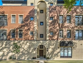 Building Photo - 2400 W Warner Ave