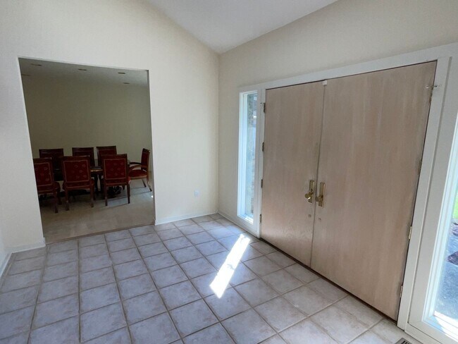 Building Photo - Beautiful 5BR 4 Full 2 Half bath Colonial ...