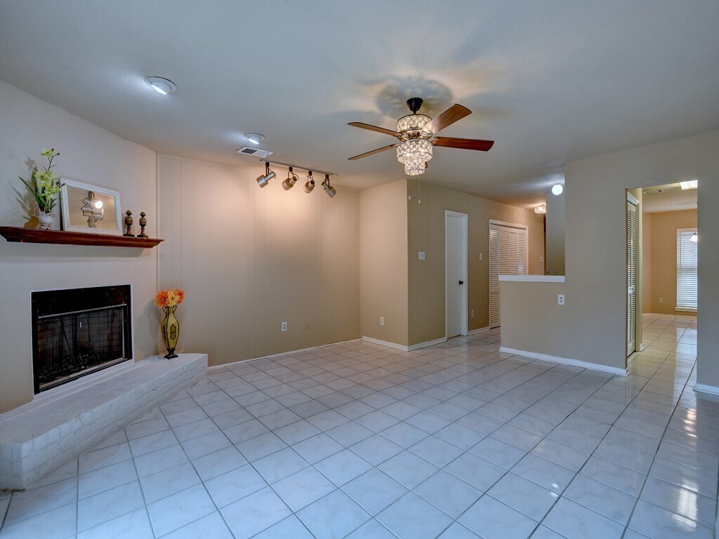 Foto principal - 6330 Creekbend Dr