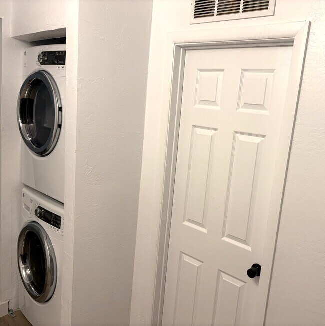 Foto del edificio - MOVE-IN READY 3 BED / 2 BATH – UPDATED, SPACIOUS & GREAT PHOENIX LOCATION!