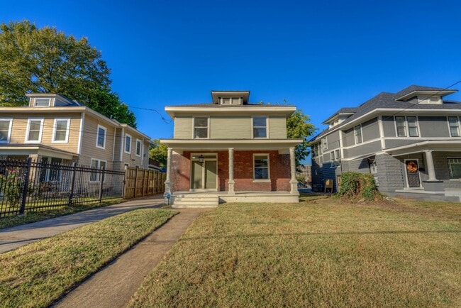 Beautifully renovated, spacious, 4/3 in th... - Beautifully renovated, spacious, 4/3 in th... House