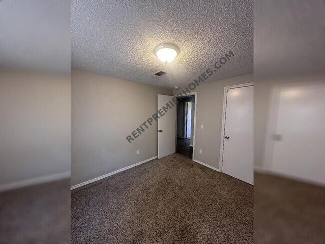 Building Photo - 1063 Squire Mansion