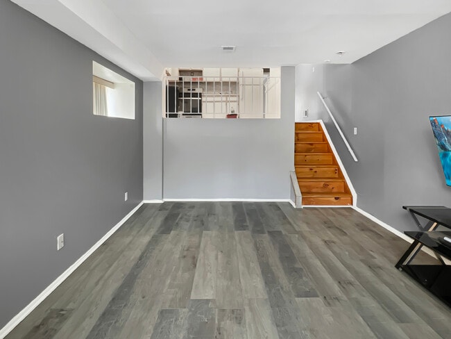 Building Photo - 49 Latourette Ln