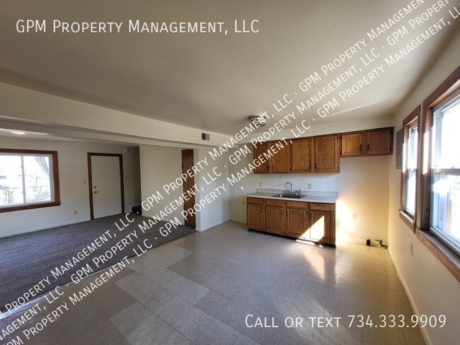 Building Photo - 2310 Deerfield Ct