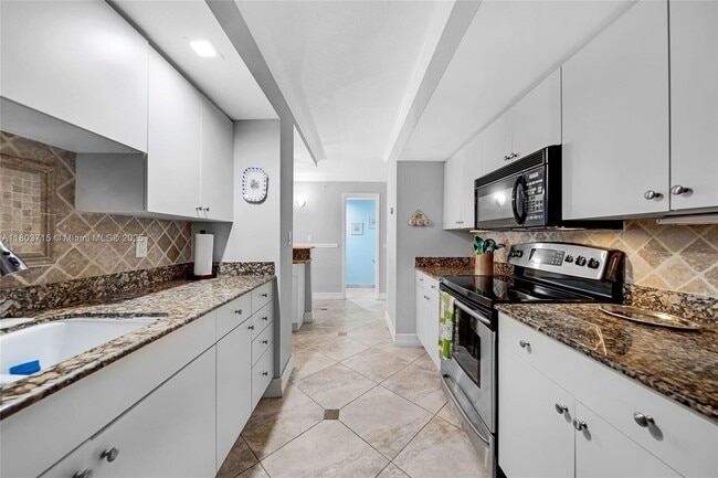 Building Photo - 6917 Collins Ave
