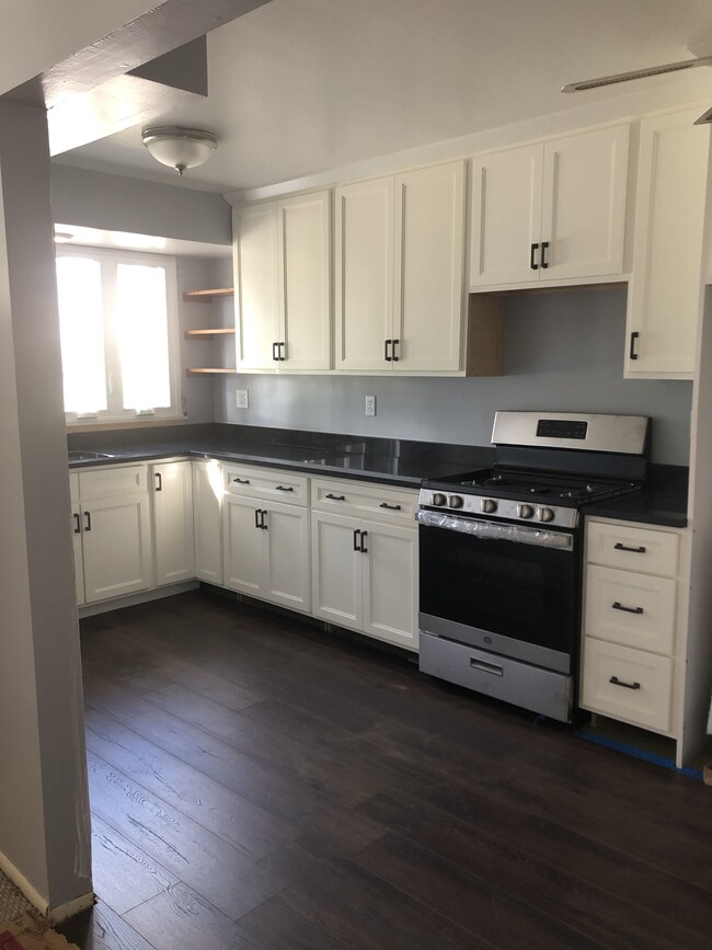 Kitchen - 214 Charles St