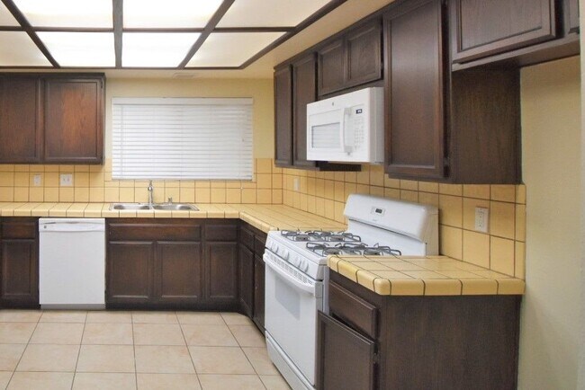 Building Photo - 43355 Vista Circle Dr