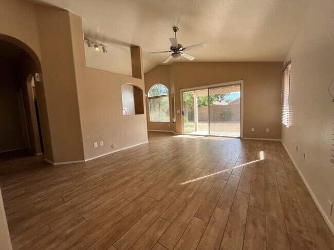 Foto del edificio - 2 BEDROOM PLUS DEN NEAR ARROWHEAD SHOPS