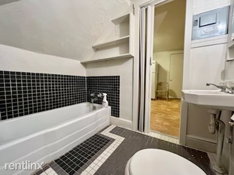 Foto del edificio - 1 br, 1 bath Triplex - 1400 Main Street 3