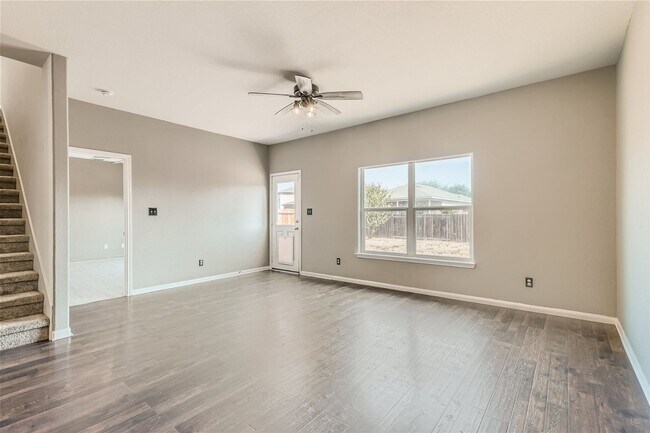 Foto del edificio - HUGE 5 BEDROOM HOME FOR RENT IN LUCKEY RAN...