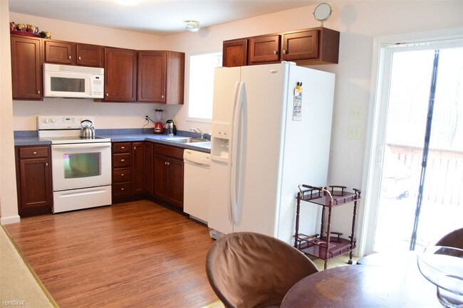 Building Photo - 133 Roundhill Rd