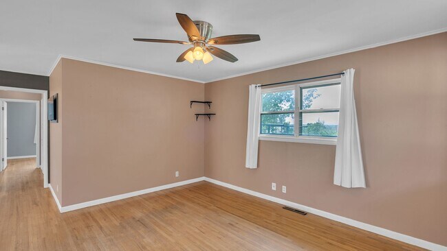 Building Photo - 3 Bed 1.5 Bath in Sand Springs!