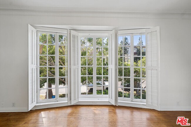 Foto del edificio - 1284 S Beverly Glen Blvd