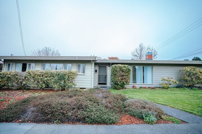 Foto del edificio - 3BD/2BD Home Located next to the Hospital in Eureka!