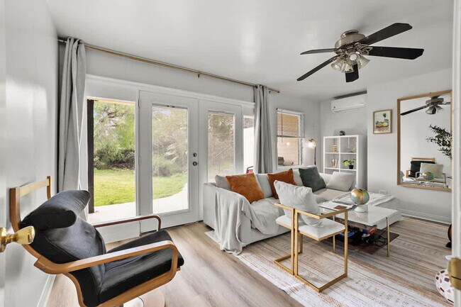 Foto del edificio - 4989 Randlett Dr