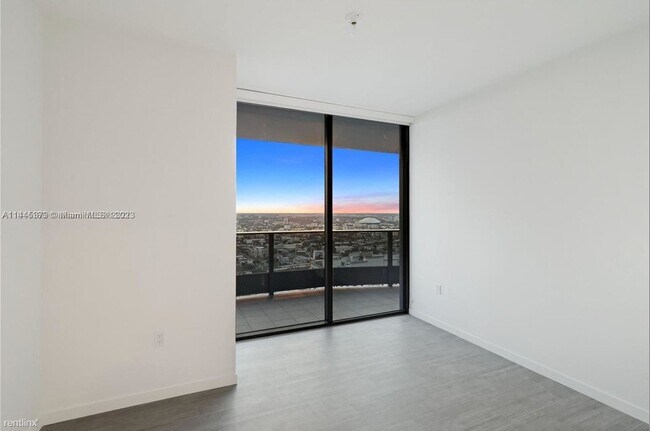 Building Photo - 3 br, 3.5 bath Condo - 1000 Brickell Plz U...