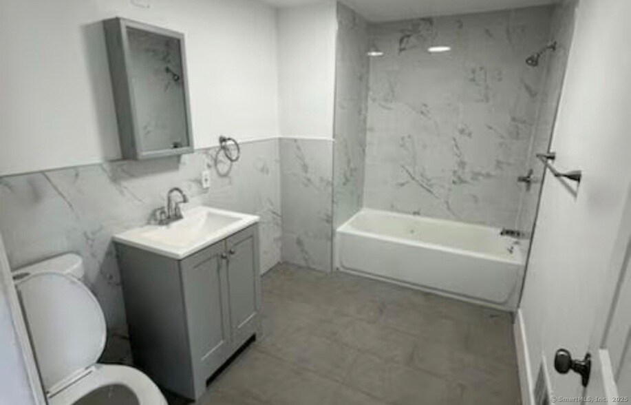 Foto del edificio - 657 Maple St